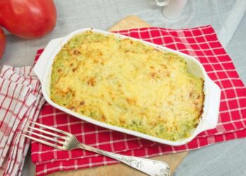 Puerros gratinados con patata y bechamel. Receta fácil para un plato súper sabroso