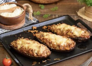 Berenjenas rellenas de carne con queso gratinado. La receta definitiva, fácil y súper sabrosa