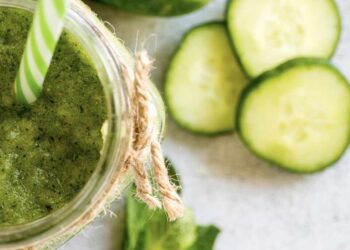 Batido detox de espinacas, pepino y manzana. Receta fácil y rápida