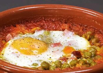 Huevos al plato con guisantes y jamón. Receta fácil y económica