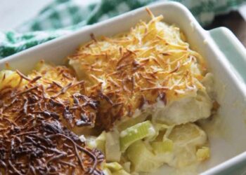 Puerros asados con nata y queso. Receta fácil y con mucho sabor