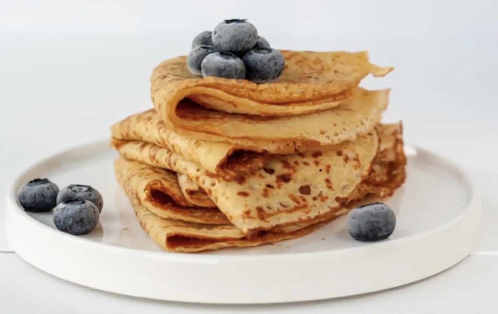 Crepes de avena con arándanos. Receta fácil y rápida para un desayuno