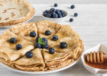 Crepes de avena con arándanos. Receta fácil y rápida para un desayuno saludable