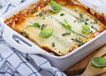 Lasaña de calabacín y atún. Receta fácil para un plato extra jugoso