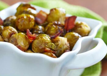 Coles de Bruselas salteadas con jamón. Receta fácil para un plato súper sabroso en pocos minutos