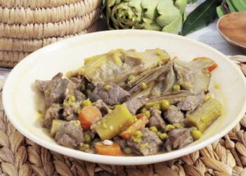 Carne guisada con alcachofas. Receta fácil para un plato súper sabroso