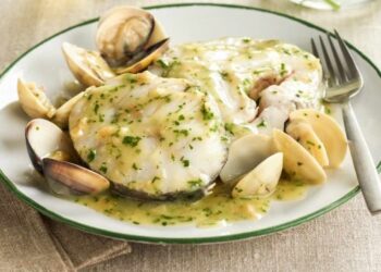 Merluza en salsa verde con almejas. Receta tradicional, fácil y rápida