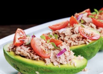 Aguacates rellenos de atún. Receta fácil y rápida llena de sabor