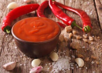 Salsa sriracha casera, fácil y rápida. Dale un toque picante a tus platos