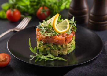 Tartar de salmón y aguacate. Receta súper fácil, rápida y saludable