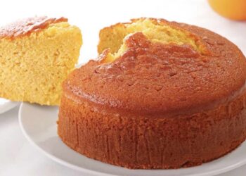 Bizcocho de naranja casero y súper tierno. Receta fácil con pocos ingredientes