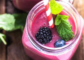 Batido saludable de frutos rojos. Receta fácil y rápida