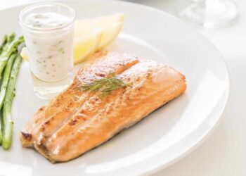 Salmón al horno con espárragos trigueros. Receta fácil, rápida y súper sabrosa