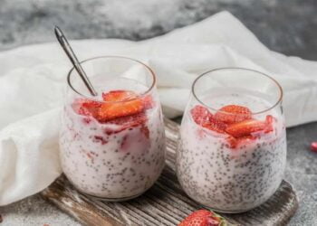 Batido de avena, semillas de chía y fresas. Receta súper saludable y nutritiva