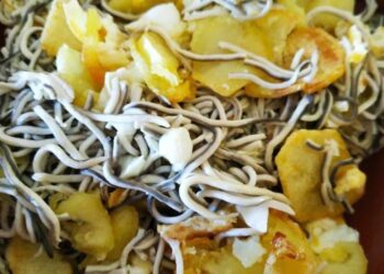 Revuelto de gulas con patatas. Receta fácil