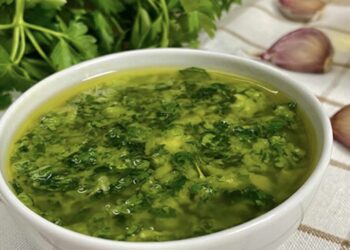 Salsa verde, la receta clásica española para platos de pescado y marisco