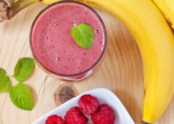 Batido de frambuesa y plátano, cremoso y delicioso