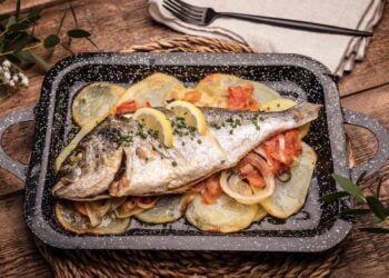 Dorada al horno jugosa con patatas y tomate. Receta fácil y rápida