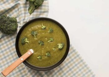 Crema de brócoli fácil y rápida para una comida ligera y saciante