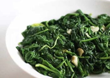 Salteado de espinacas con ajo, receta fácil y rápida