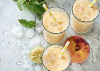 Batido de melocotón y yogur. Receta súper cremosa y muy fácil de hacer