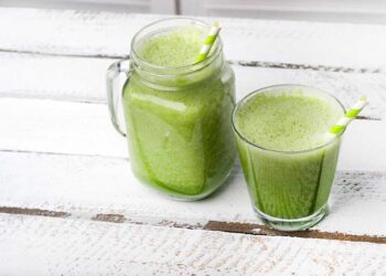 Batido detox de espinacas, manzana y limón súper refrescante