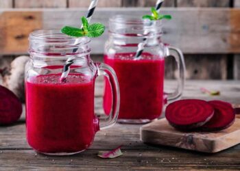 Batido de remolacha y manzana rico en antioxidantes, nutritivo y saciante
