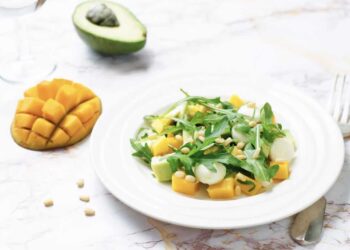 Ensalada de aguacate y mango. Receta saludable y fácil de hacer