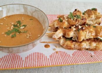 Salsa satay con crema de cacahuete, perfecta para platos de pollo