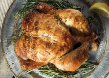 Pollo asado en freidora de aire o airfryer jugoso y crujiente