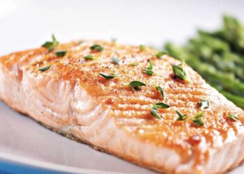 Salmón en freidora de aire o airfryer, receta fácil y rápida para una cena saludable