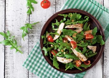 Ensalada de rúcula, tomate y pollo a la plancha muy fácil de hacer