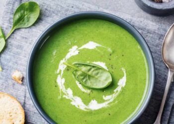 Crema de calabacín y espinacas fácil y rápida para una cena ligera