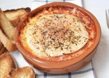 Queso provolone con tomate y orégano en freidora de aire o airfryer fácil y rápido