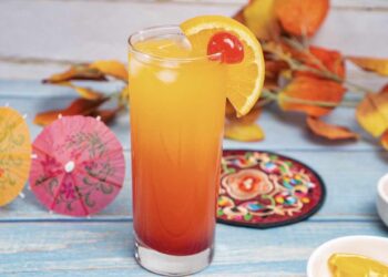 Cómo se hace el Tequila Sunrise, el cóctel con los colores del amanecer