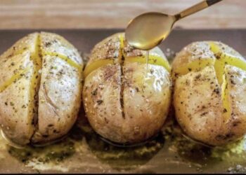 Patatas asadas en freidora de aire o airfryer súper fáciles de hacer