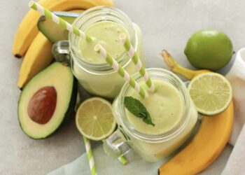 Smoothie de aguacate y plátano para un desayuno saludable y delicioso