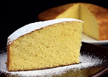 Bizcocho de yogur en freidora de aire o airfryer súper esponjoso, la receta más fácil y rápida