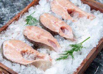 Cómo descongelar el pescado rápido, seguro y en casa