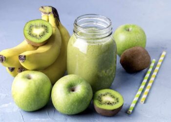 Batido de manzana, kiwi y plátano, un desayuno para cargarte de energía