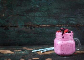 Smoothie de frutos rojos antioxidante, cremoso y delicioso