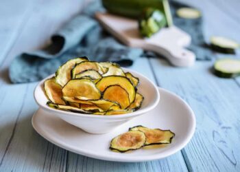 Chips de calabacín en freidora de aire o airfryer bajos en calorías y llenos de sabor