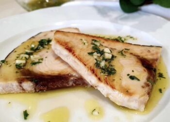 Emperador o pez espada a la plancha con ajo y perejil