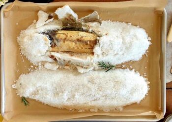 Lubina a la sal en el horno. Receta fácil y rápida para una cena ligera