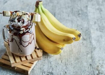 Smoothie de avena, chocolate y plátano saludable para los más golosos