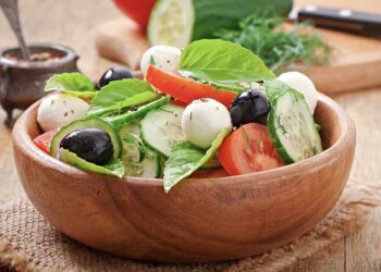 Ensalada de tomate y pepino súper refrescante y saludable, receta veraniega fácil y rápida