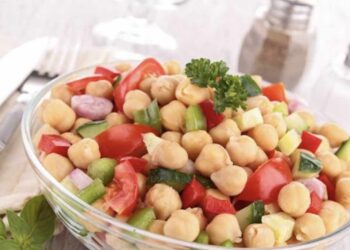 Ensalada de garbanzos fácil, rápida y súper refrescante en 10 minutos