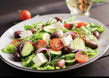 Ensalada griega con queso feta y aceitunas, súper refrescante y saludable