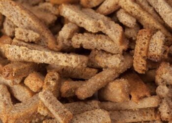 Picatostes o croûtons crujientes en freidora de aire, menos grasientos pero igual de ricos que fritos con mucho aceite