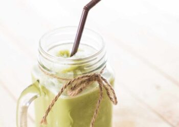 Smoothie de piña, aguacate y kiwis, súper tropical y delicioso